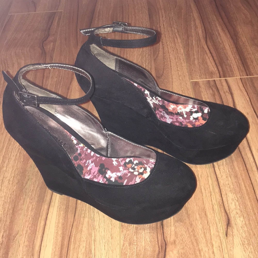 Madden Girl: black suede wedges